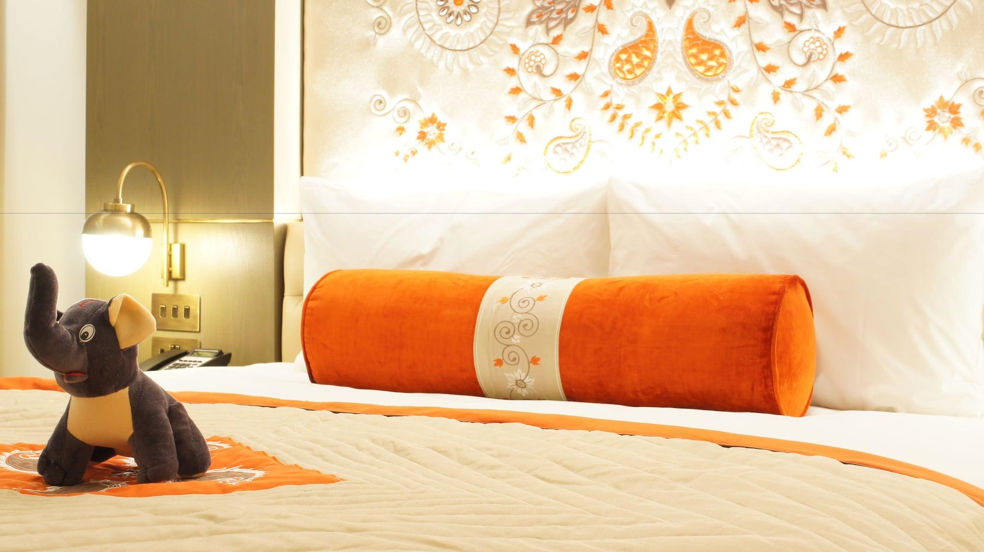 The Lalit London Otel Dış mekan fotoğraf A bolster pillow