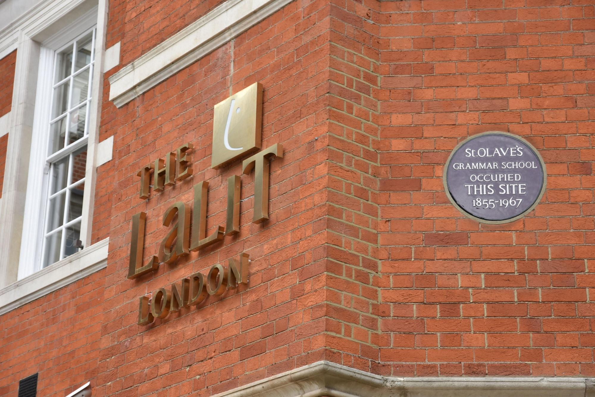 The Lalit London Otel Dış mekan fotoğraf The UCL logo and the commemorative plaque at the site of the former Soho slave school