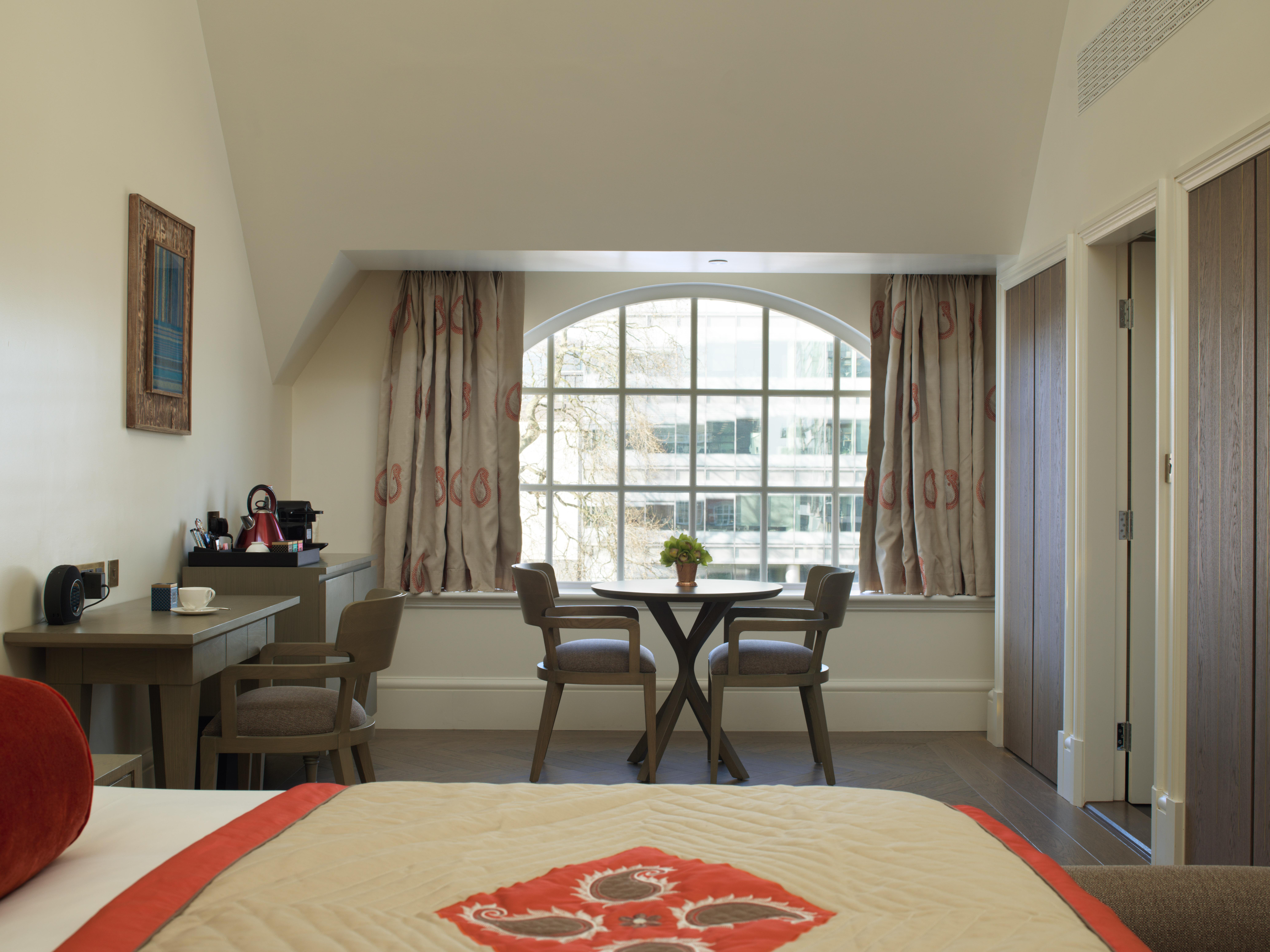 The Lalit London Otel Oda fotoğraf A room at the hotel