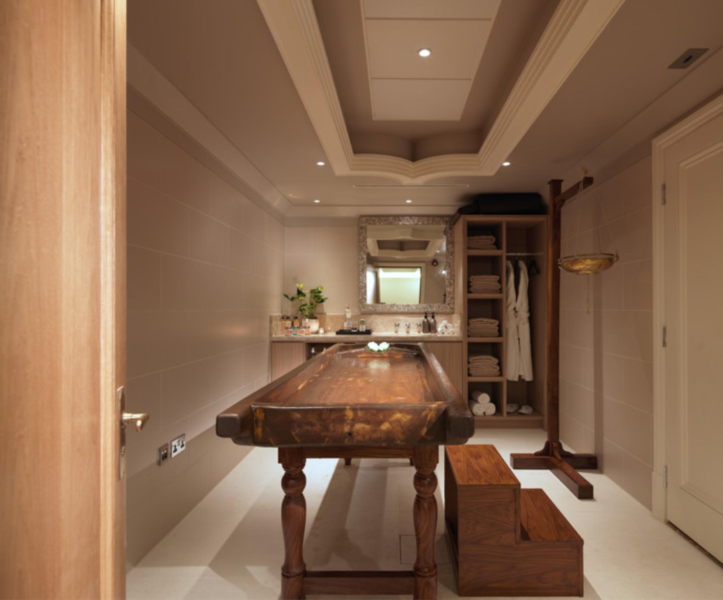 The Lalit London Otel Dış mekan fotoğraf A treatment room at the spa