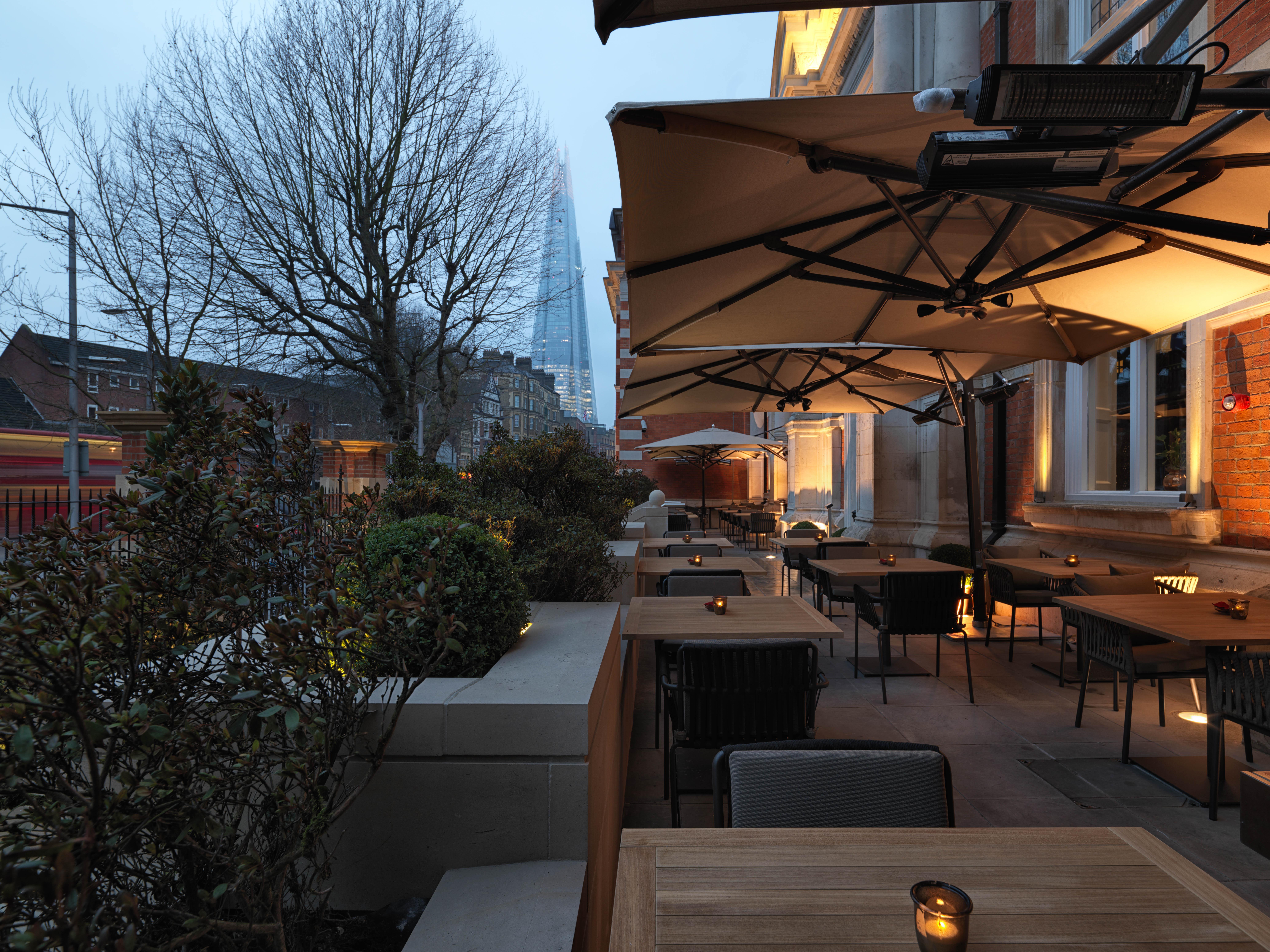 The Lalit London Otel Dış mekan fotoğraf The terrace at the River Café