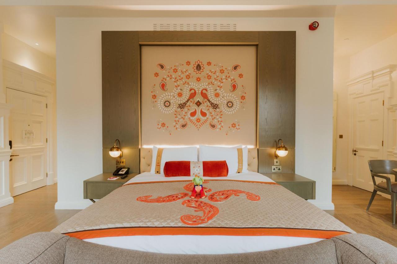The Lalit London Otel Dış mekan fotoğraf A bedroom at the Taj Mahal Palace