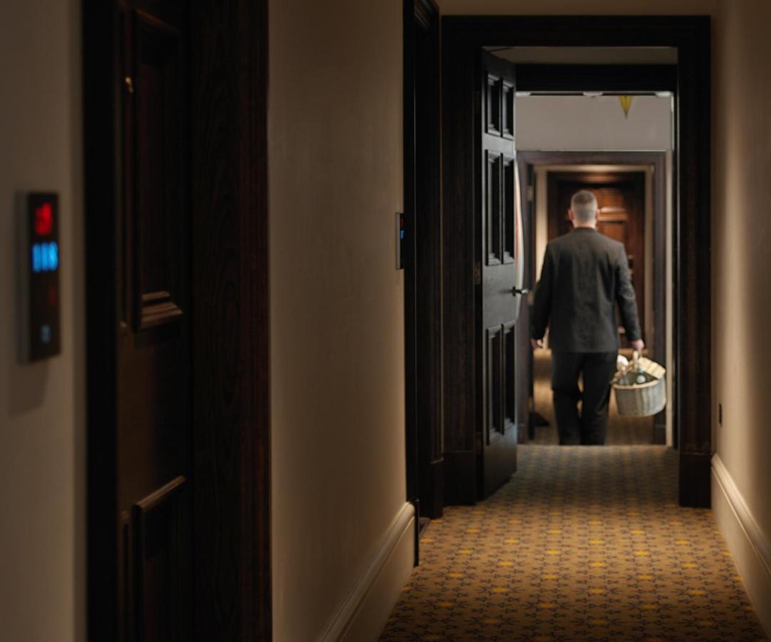 The Lalit London Otel Dış mekan fotoğraf A room service employee delivers room service to a guest room