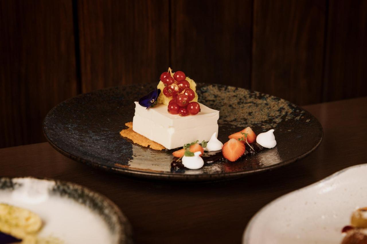 The Lalit London Otel Dış mekan fotoğraf A cheesecake