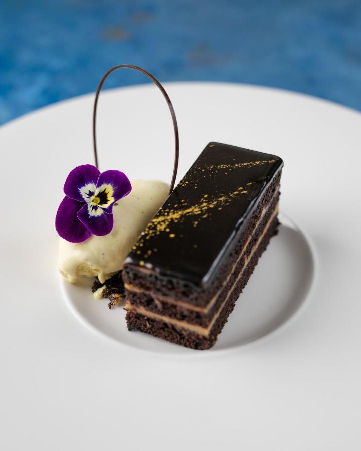 The Lalit London Otel Dış mekan fotoğraf A chocolate cake