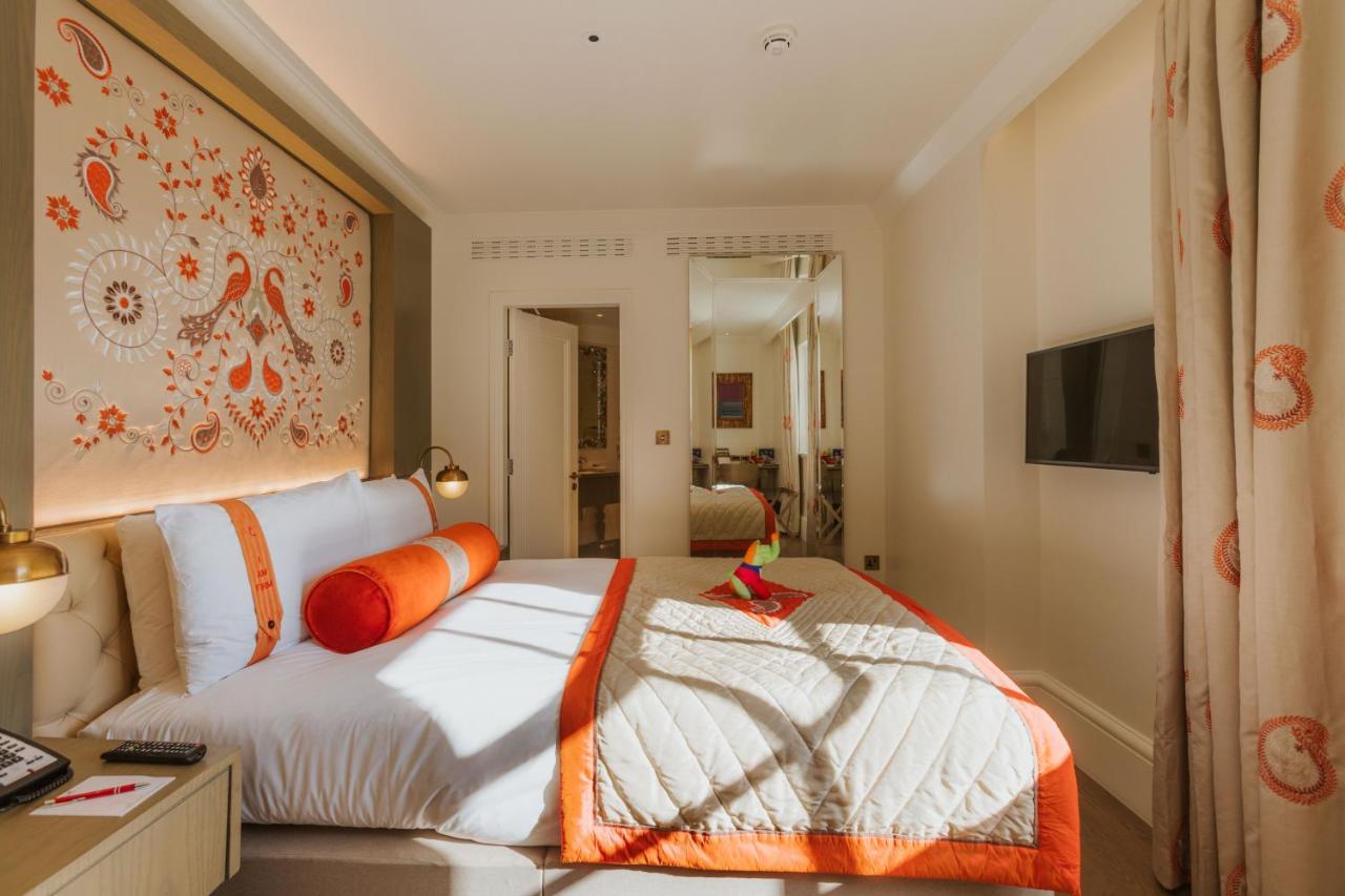 The Lalit London Otel Dış mekan fotoğraf A bedroom at the Mandarin Oriental, London
