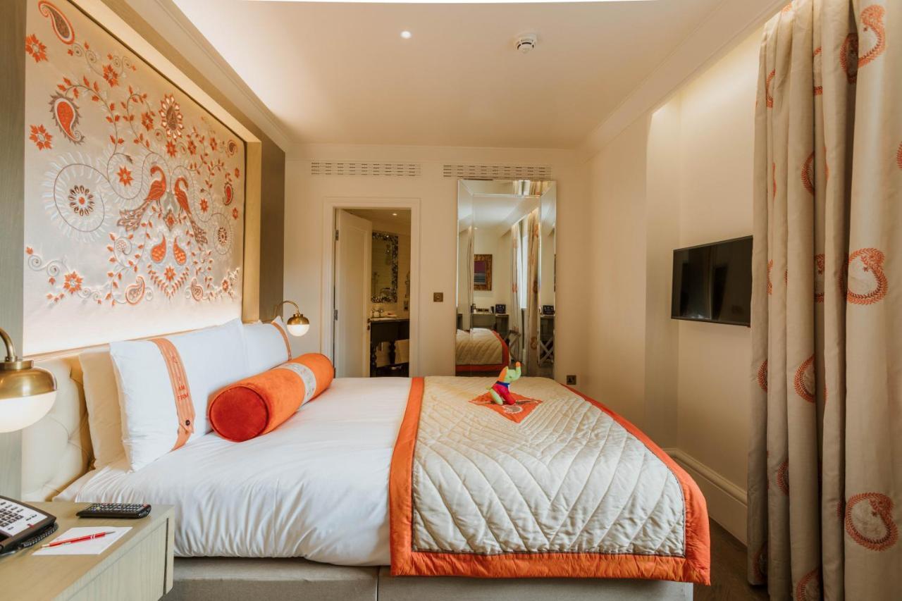 The Lalit London Otel Dış mekan fotoğraf A bedroom at the Mandarin Oriental London