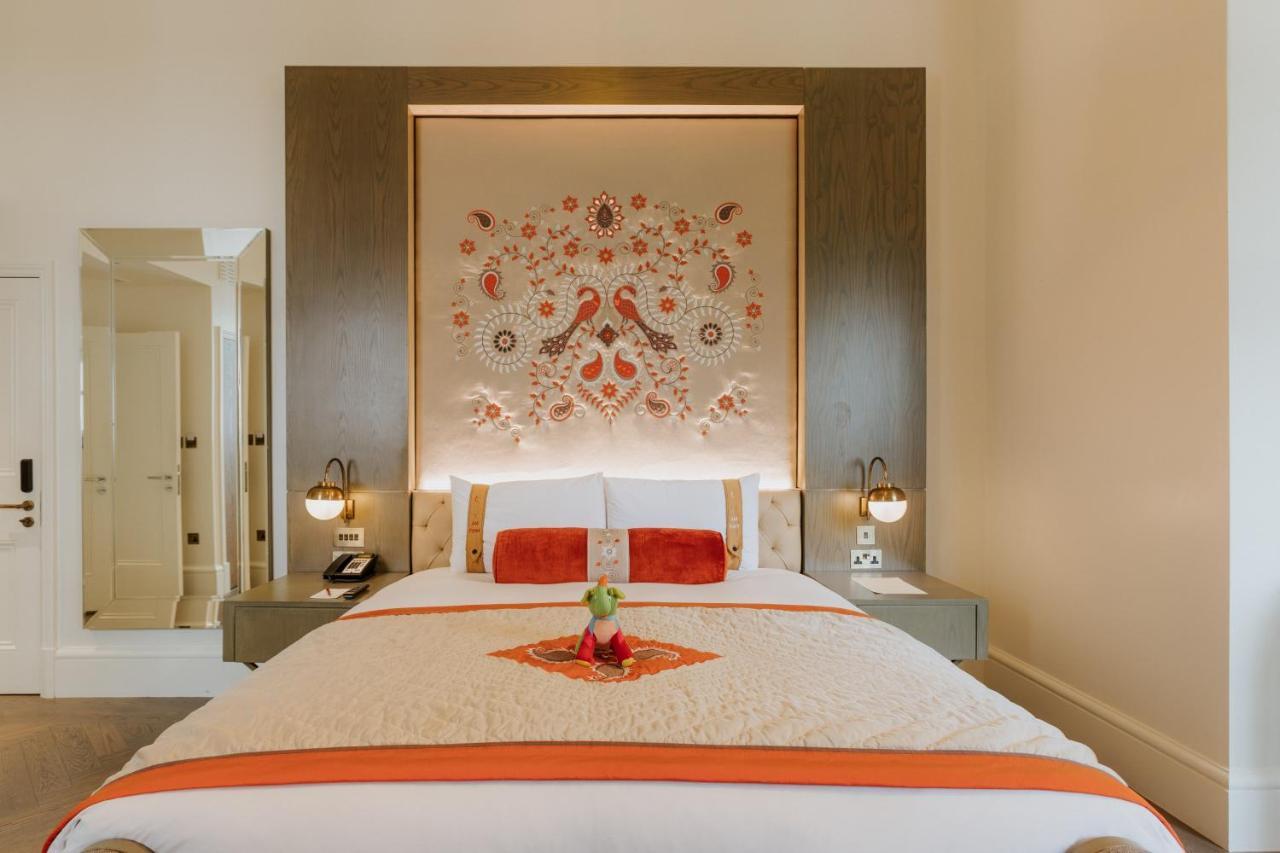 The Lalit London Otel Dış mekan fotoğraf A bedroom at the Taj Mahal Palace