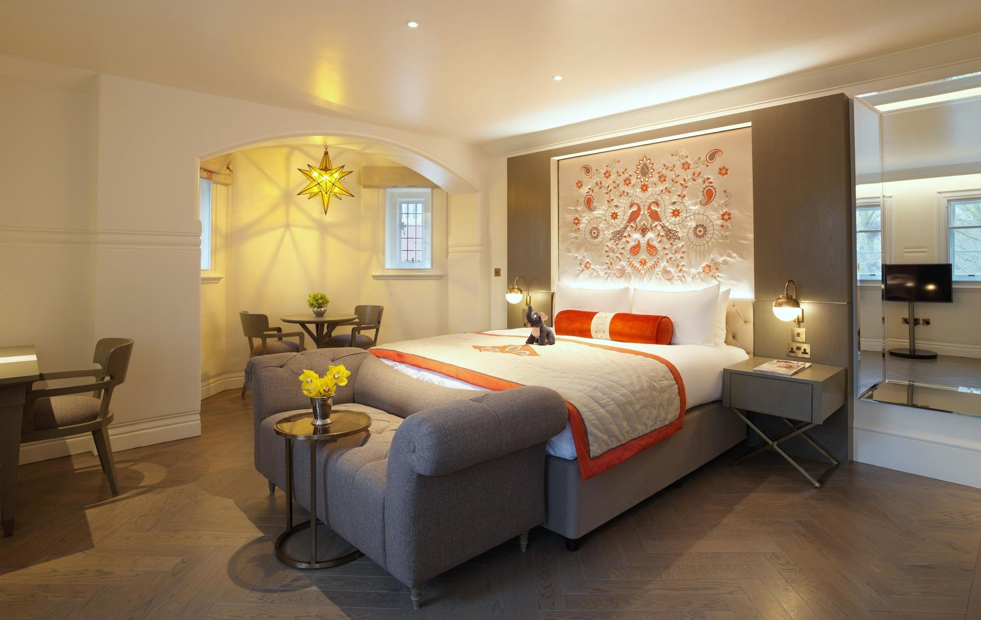 The Lalit London Otel Dış mekan fotoğraf A bedroom at The Ivy Collection