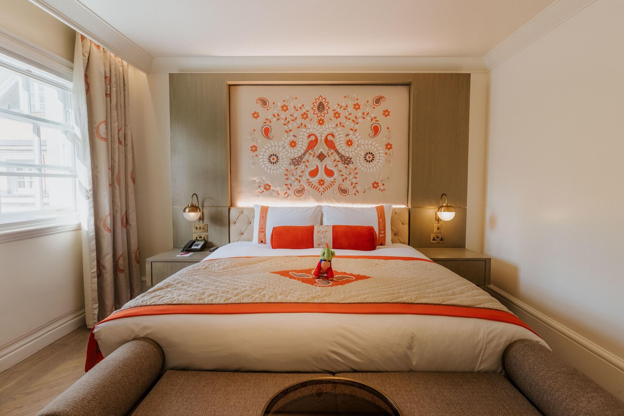 The Lalit London Otel Oda fotoğraf A bedroom at the hotel