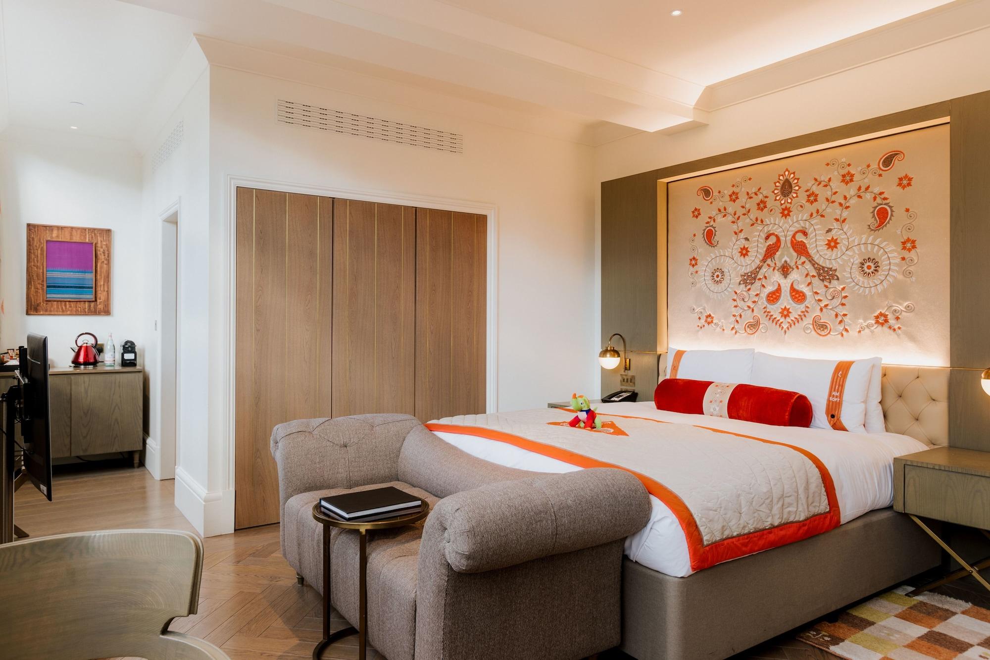 The Lalit London Otel Oda fotoğraf A bedroom at the hotel