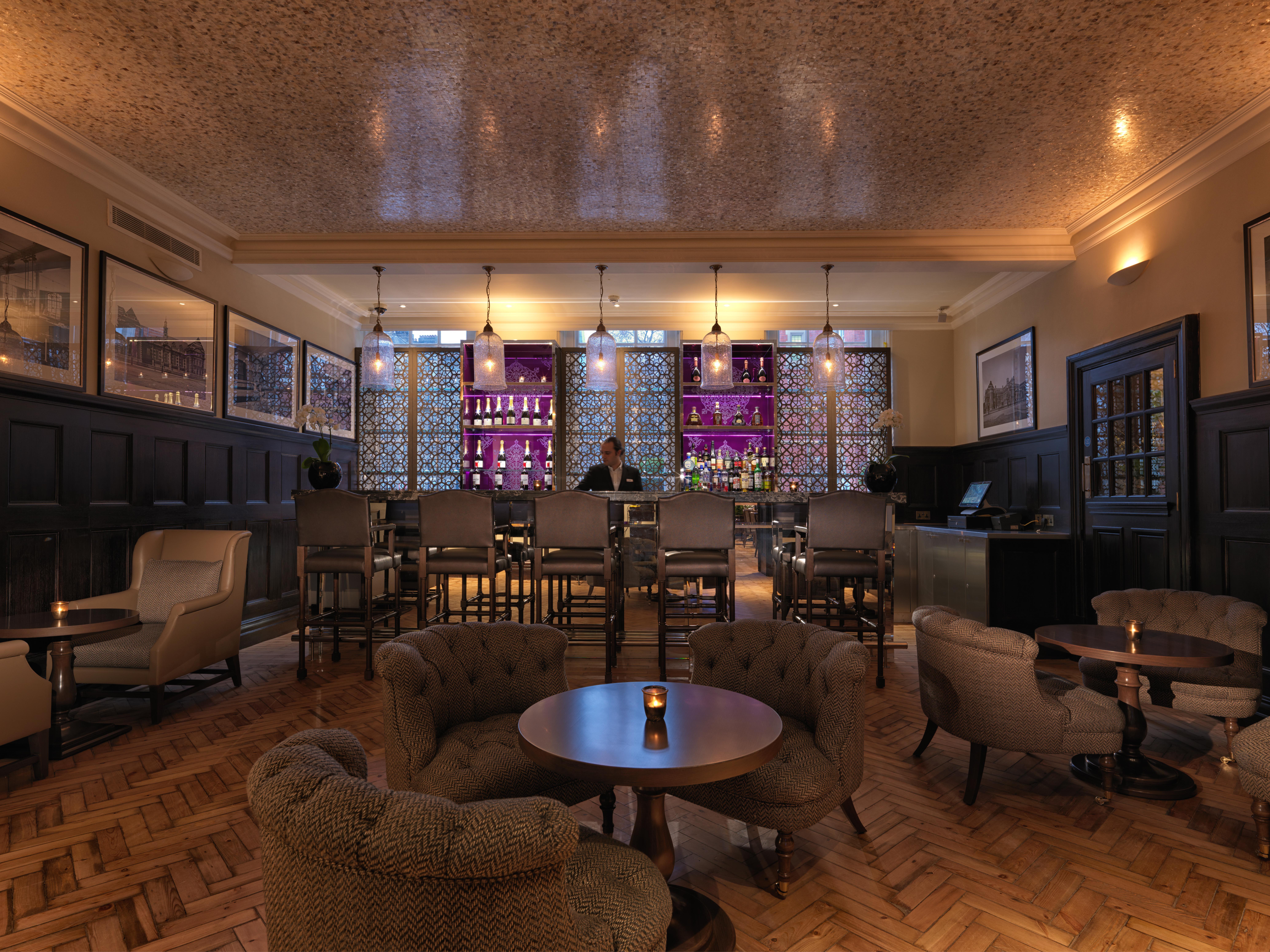 The Lalit London Otel Konforlar fotoğraf The bar at the hotel