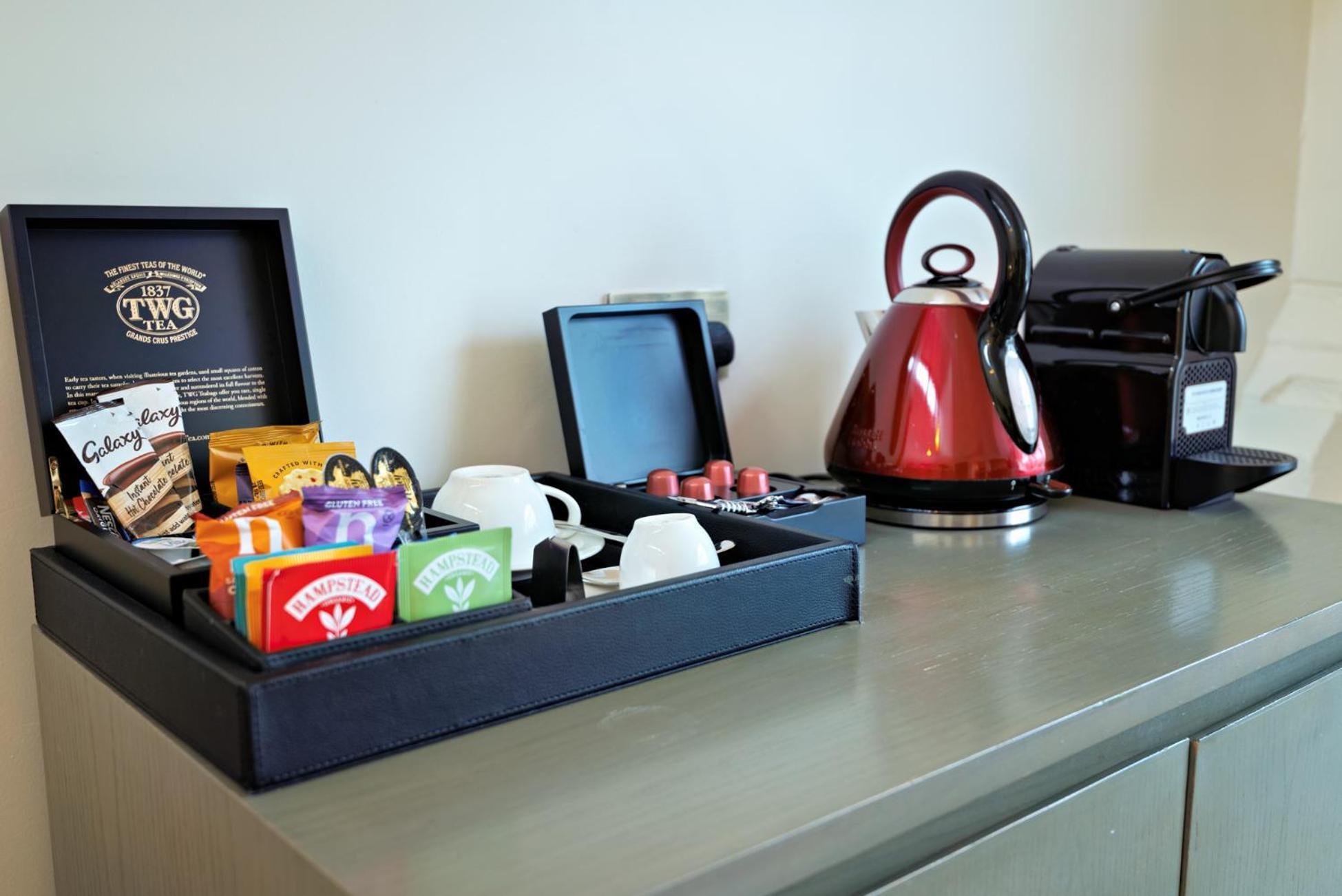 The Lalit London Otel Dış mekan fotoğraf A tea tray