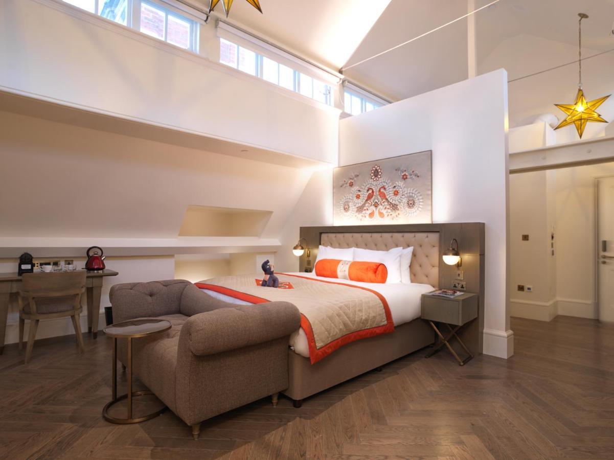 The Lalit London Otel Dış mekan fotoğraf A bedroom at The Ivy Hotel