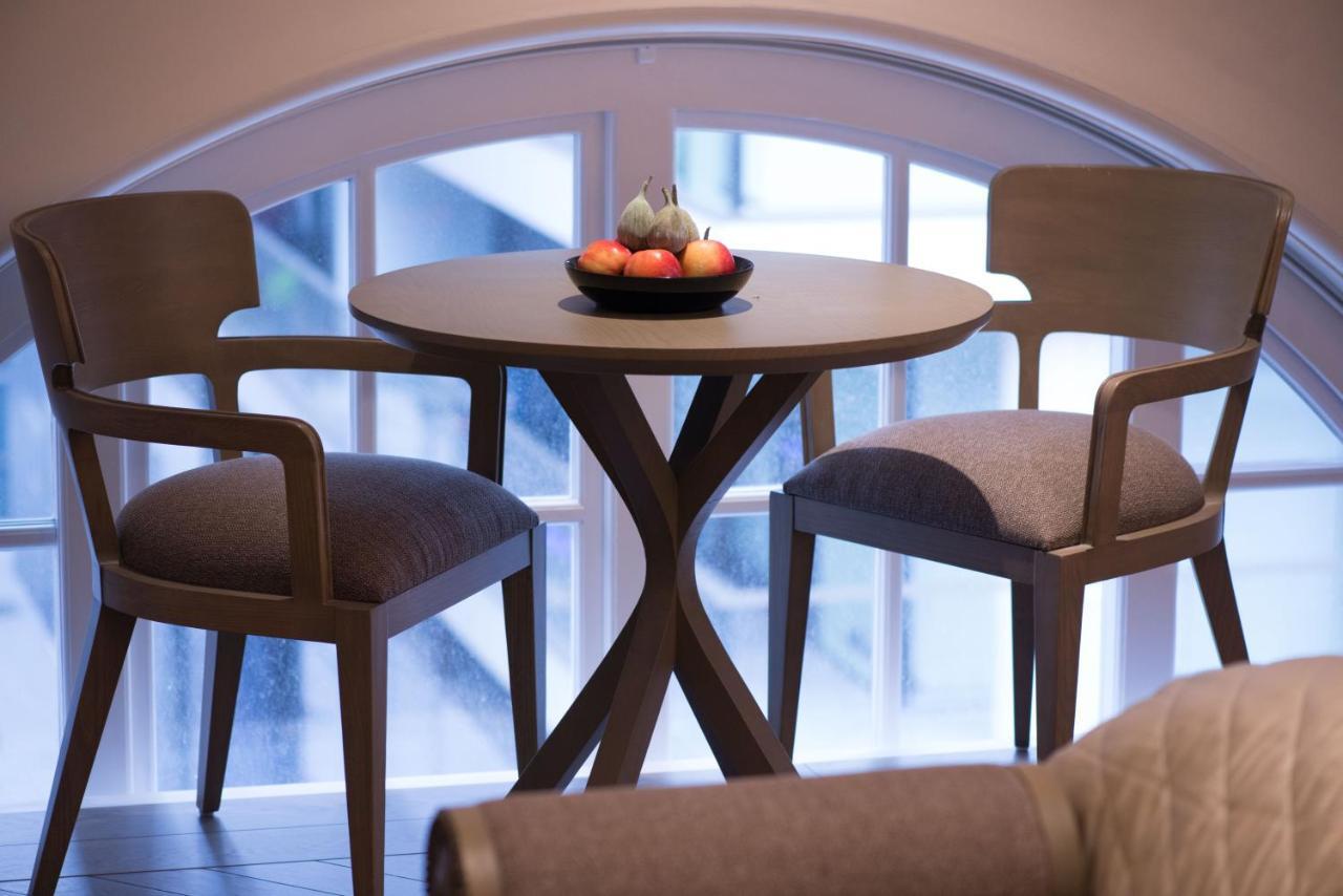 The Lalit London Otel Oda fotoğraf A table and two chairs