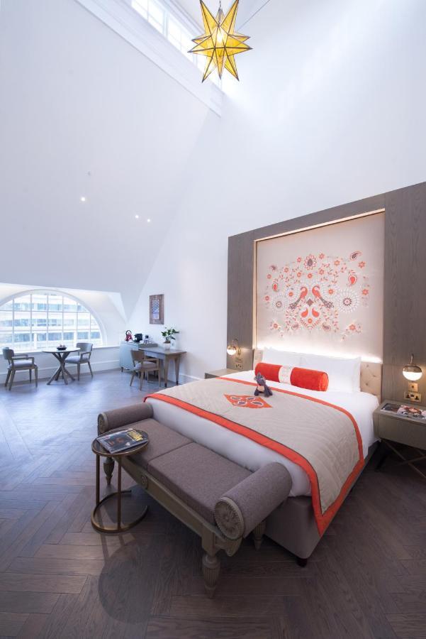 The Lalit London Otel Oda fotoğraf A bedroom at the hotel