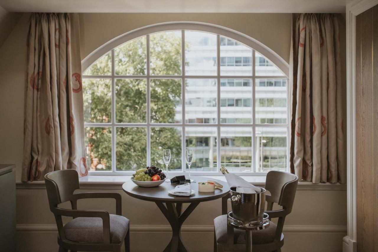The Lalit London Otel Oda fotoğraf A window with a window seat