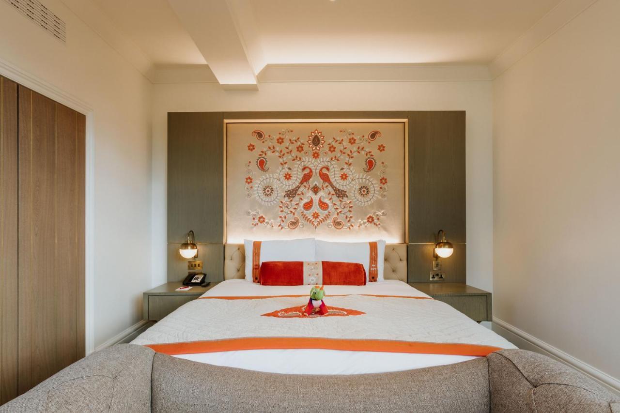 The Lalit London Otel Dış mekan fotoğraf A bedroom at the Taj Mahal Palace