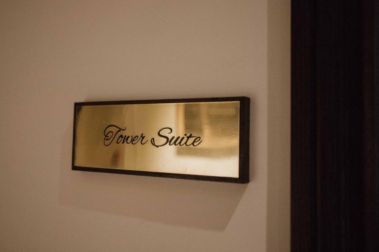 The Lalit London Otel Dış mekan fotoğraf The sign for the Tower Suite
